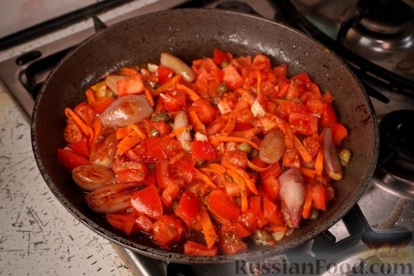 Тунец, запечённый с овощами, каперсами и фетой