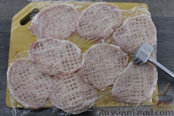 Крученики из свинины с грибами в сметанном соусе