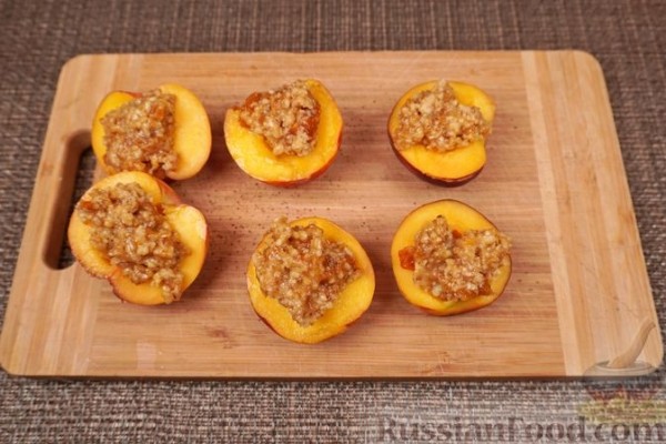Слойки с персиками и грецкими орехами