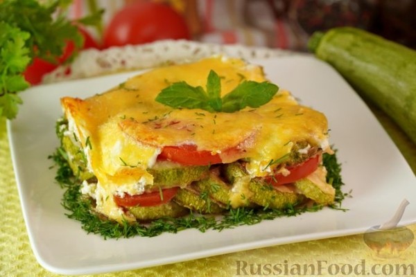Кабачки с помидорами, запечённые в сметане