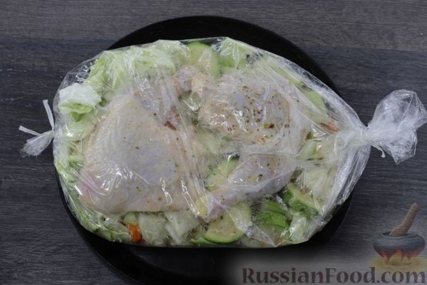 Запечённая курица с рисом и овощами (в рукаве)