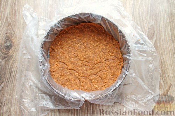 Муссовый творожно-сливочный торт с печеньем, клубникой и желе