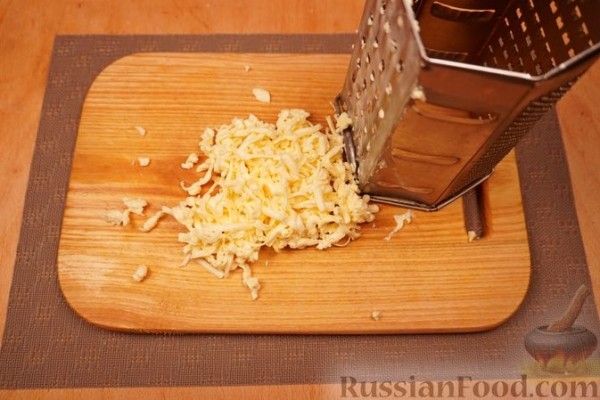 Макароны-ракушки, фаршированные курицей, под сырно-сливочным соусом