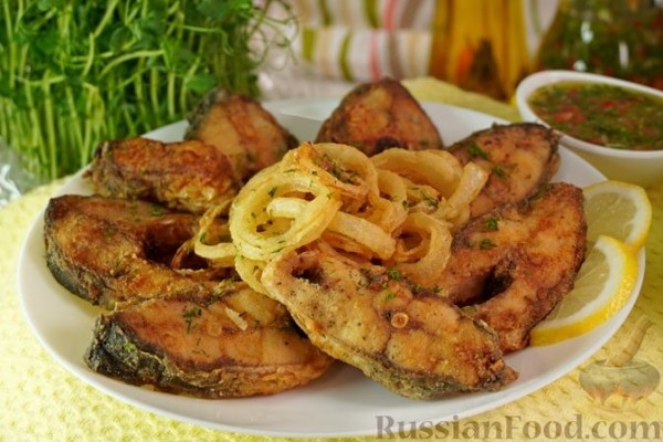 Карп в кукурузной муке, с соусом "Муждей"