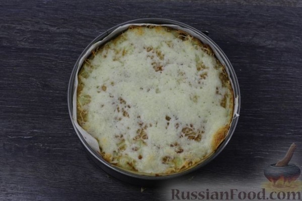 Картофельно-луковый блинный торт с помидорами и сыром
