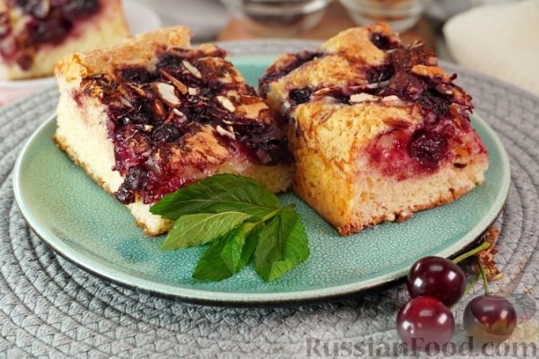 Пирог с вишней и миндалём