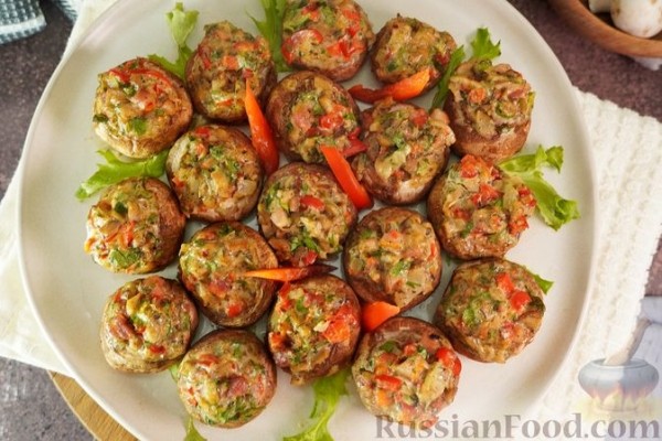 Фаршированные грибы с беконом и сладким перцем