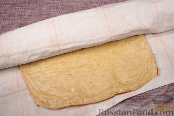 Рулет из блинного теста, с паштетом (в духовке)