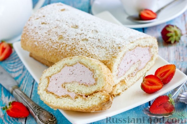 Бисквитный рулет с клубникой