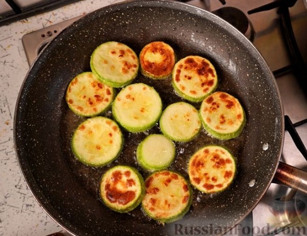 Кабачки с помидорами, запечённые в сметане
