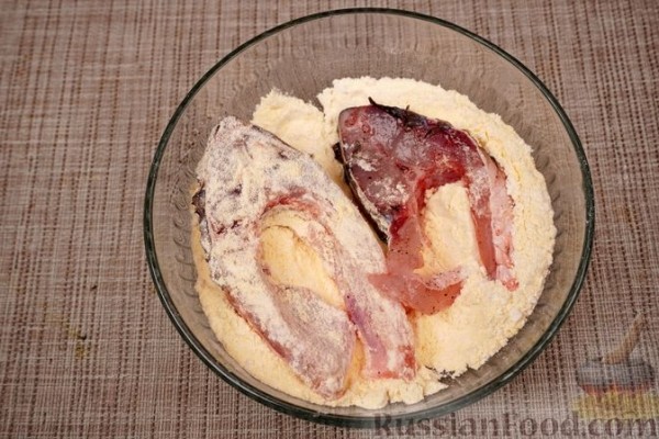 Карп в кукурузной муке, с соусом "Муждей"