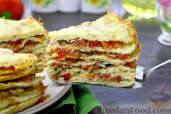 Картофельно-луковый блинный торт с помидорами и сыром