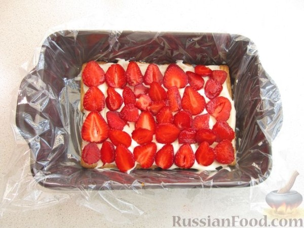 Клубничный торт из печенья (без выпечки)