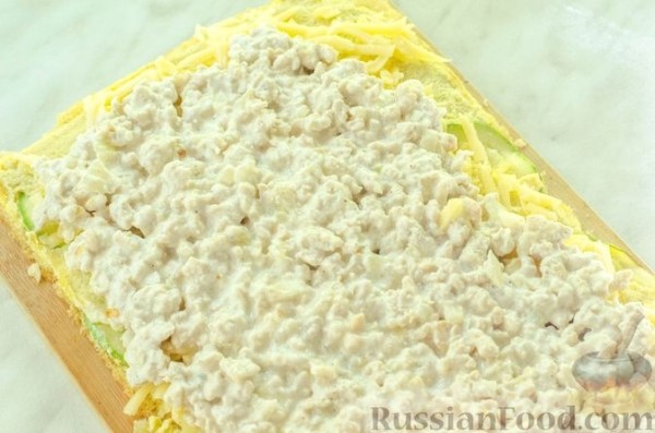 Рулет из кабачков с куриным фаршем и сыром