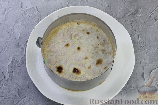 Торт из лаваша с клубникой и кремом из сметаны и сгущёнки (без выпечки)