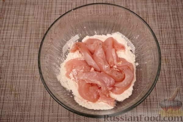 Картофельный салат с овощами и жареным куриным филе
