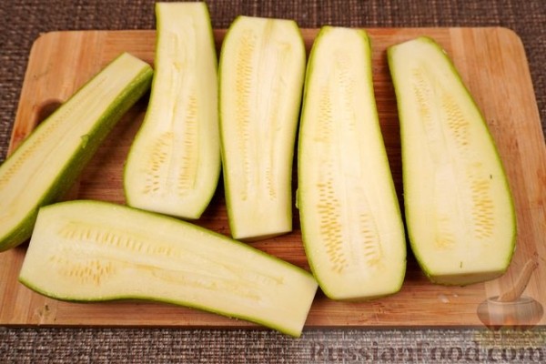 Кабачки, фаршированные яйцами и ветчиной