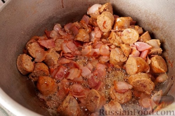 Свинина, тушенная с колбасками по-дебреценски