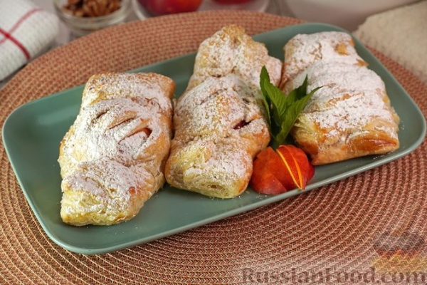Слойки с персиками и грецкими орехами