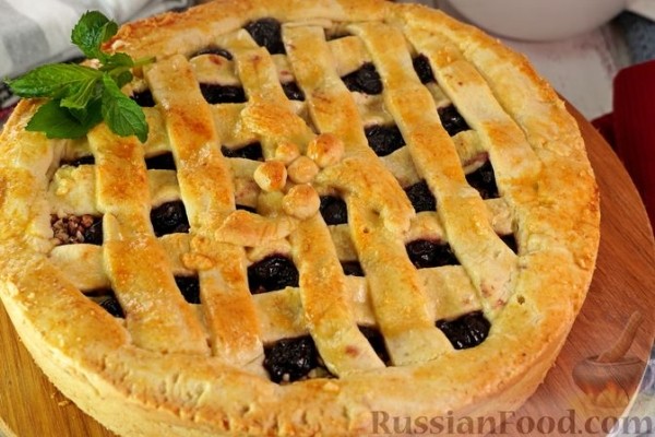 Вишнёвый пирог c решёткой