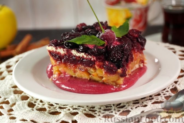 Шарлотка из сдобных булочек, с яблоками, вишней и смородиновым соусом