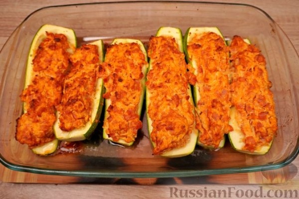 Кабачки, фаршированные яйцами и ветчиной