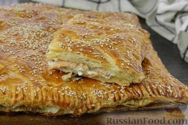 Слоёный пирог с красной рыбой и сливочным сыром