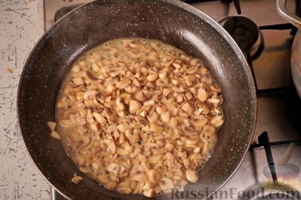 Голубцы из виноградных листьев с кукурузной крупой, грибами и овощами