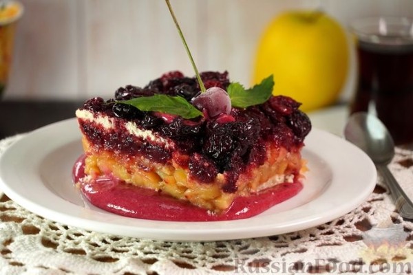 Шарлотка из сдобных булочек, с яблоками, вишней и смородиновым соусом