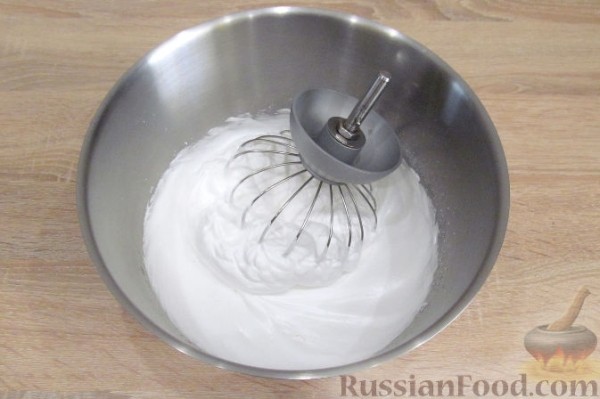 Бисквитный рулет с клубникой