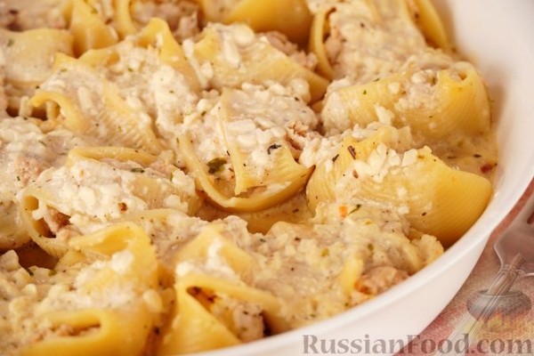 Макароны-ракушки, фаршированные курицей, под сырно-сливочным соусом