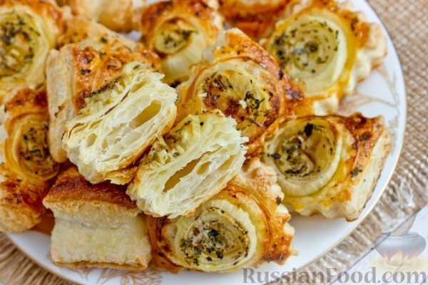 Слойки с луком и пряными травами