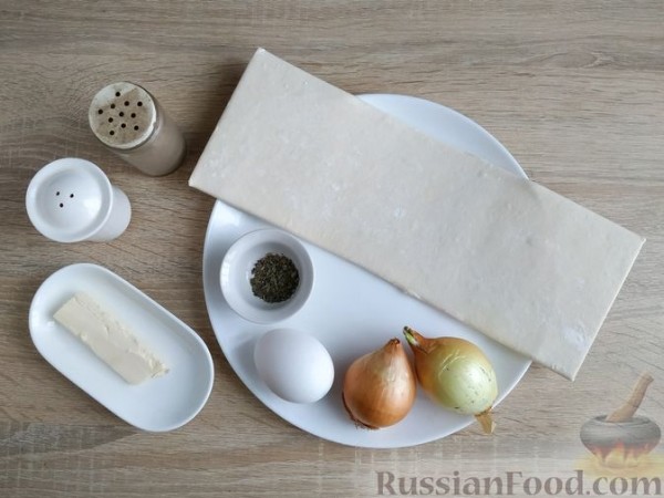 Слойки с луком и пряными травами