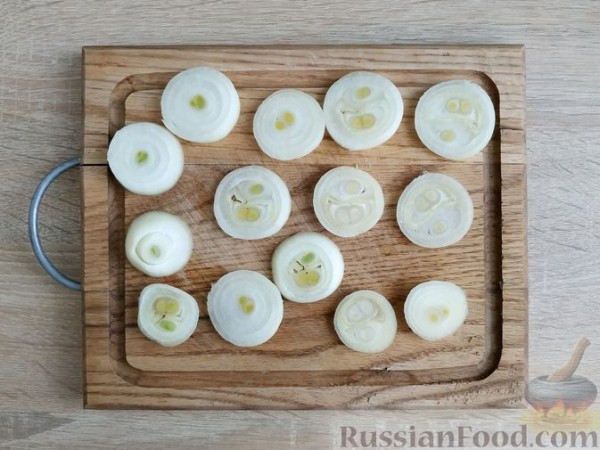 Слойки с луком и пряными травами