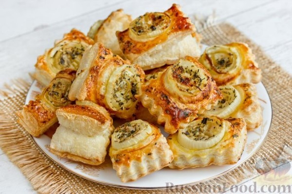 Слойки с луком и пряными травами
