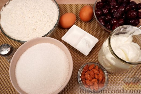 Пирог с вишней и миндалём
