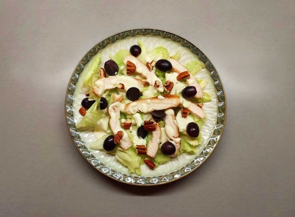 Салат с курицей, виноградом и орехами