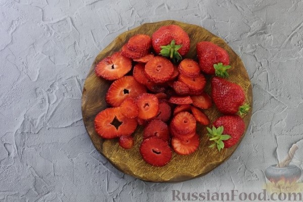 Торт из лаваша с клубникой и кремом из сметаны и сгущёнки (без выпечки)