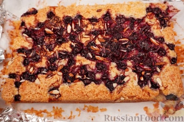 Пирог с вишней и миндалём