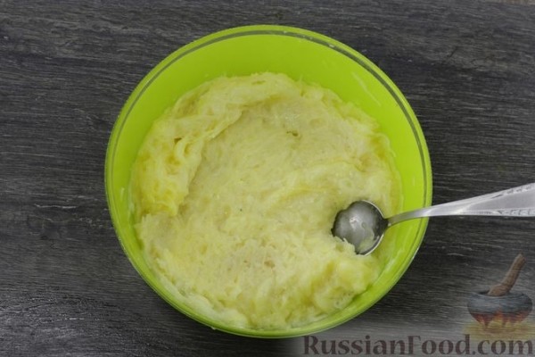 Картофельно-луковый блинный торт с помидорами и сыром