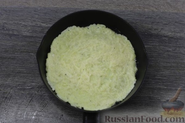 Картофельно-луковый блинный торт с помидорами и сыром