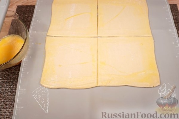 Слойки с персиками и грецкими орехами