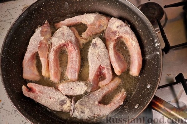 Карп в кукурузной муке, с соусом "Муждей"