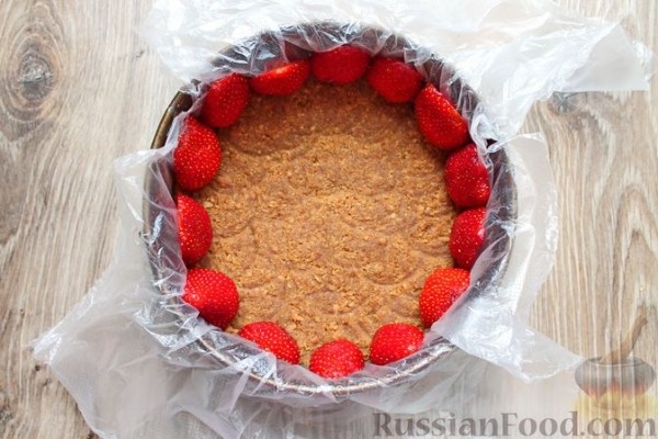 Муссовый творожно-сливочный торт с печеньем, клубникой и желе