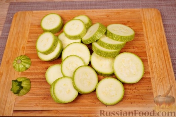 Кабачки с помидорами, запечённые в сметане