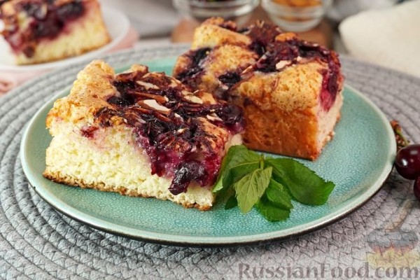 Пирог с вишней и миндалём