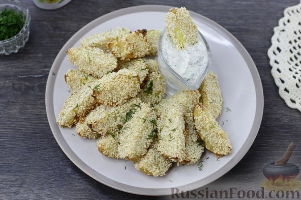 Запечённый молодой картофель в кунжуте, со сметанным соусом