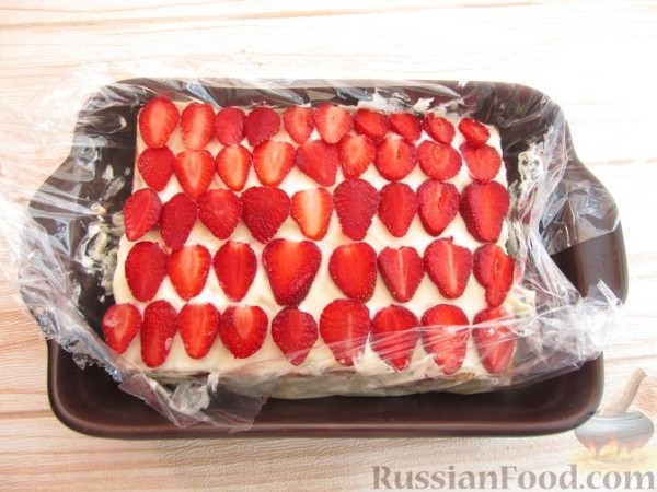 Клубничный торт из печенья (без выпечки)