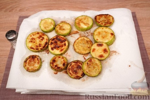 Кабачки с помидорами, запечённые в сметане