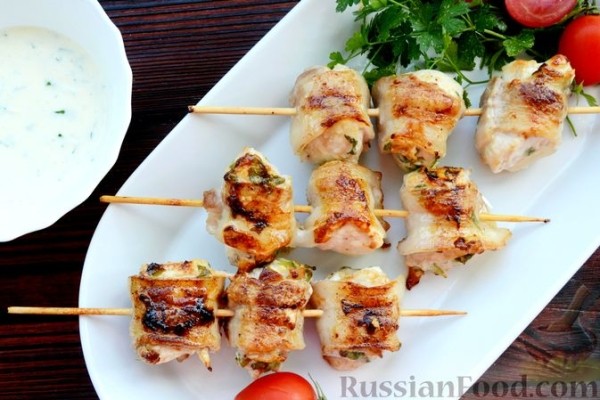 Шашлычки из куриного филе в йогуртовом маринаде, с беконом